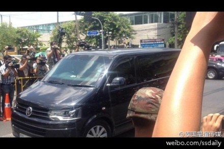 英拉乘坐其私人防彈車抵達(dá)軍方設(shè)施。