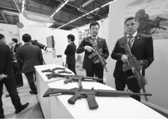　日本企業(yè)在歐洲國際防務展上展示橡膠槍。