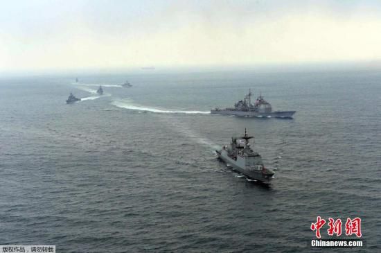 資料圖： 2014年3月14日，韓國與美國軍艦參加韓美2014“鷂鷹”聯(lián)合軍演。