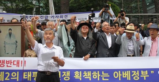 7月2日，在韓國首爾的日本駐韓國大使館前，民眾手持標(biāo)語參加抗議活動(dòng)。