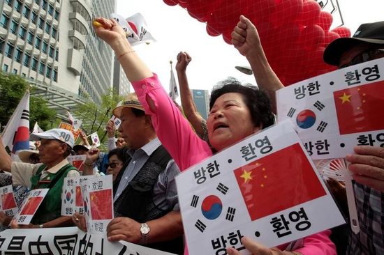 7月2日，在中國駐韓使館前，韓國民眾集會(huì)歡迎中國國家主席習(xí)近平訪韓，并打出寫有“釣魚島是中國的土地”字樣。