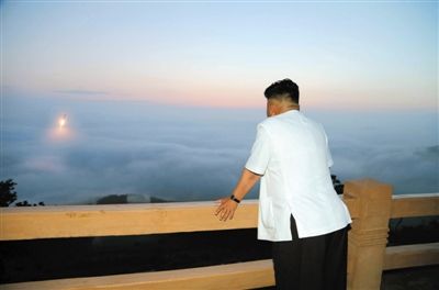 　朝鮮最高領導人金正恩正在觀看導彈發(fā)射。