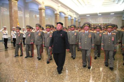 金正恩率領(lǐng)軍隊領(lǐng)導(dǎo)人等前往平壤錦繡山太陽宮瞻仰了金日成、金正日的遺容。