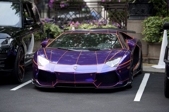 沙特富豪出國(guó)度假自帶豪華跑車(chē) 車(chē)身閃亮引圍觀