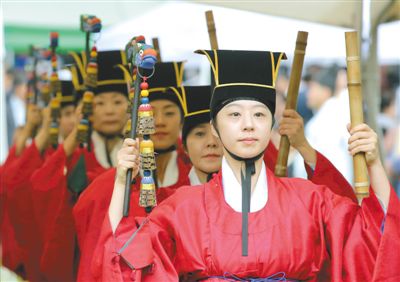 3日，韓國首爾，成均館內(nèi)，民眾穿著傳統(tǒng)服飾跳舞迎接中秋。中秋和春節(jié)一樣，是韓國最重要的傳統(tǒng)節(jié)日。