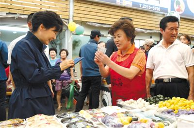 5日，韓國首爾，韓國總統(tǒng)樸槿惠在中秋前視察市場(chǎng)，購買過節(jié)食品。