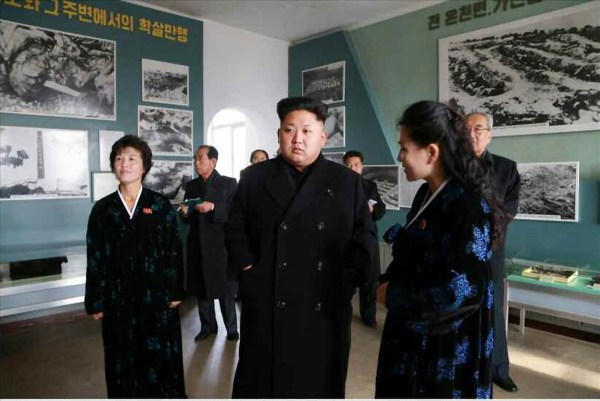 當(dāng)?shù)貢r間2014年11月25日，據(jù)朝鮮《勞動新聞》報道，朝鮮領(lǐng)導(dǎo)人金正恩和妹妹金與正一起視察朝鮮反美