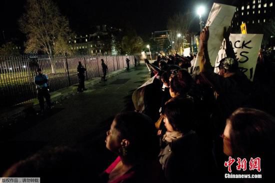 美國(guó)白宮前擠滿了抗議槍殺黑人青年的白人警察免遭起訴案件的美國(guó)民眾。