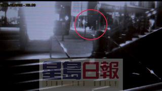 視頻拍到一名兇徒不斷踢打林泰紅圈內(nèi)。美國《星島日報》