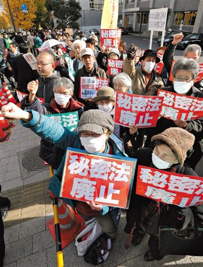 10日，日本東京，民眾聚集在首相官邸前，抗議當(dāng)天生效的《特定秘密保護(hù)法》。