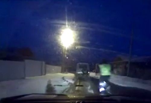 警車追逐中仍未追上可疑汽車，此時(shí)令人震驚的一幕出現(xiàn)，一名警察從警車中跳出來，向可疑車輛跑去。