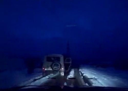 　　警察成功打開可疑汽車的車門并登上汽車，司機(jī)見狀立即停車及棄車逃走，警察則下車?yán)^續(xù)追捕司機(jī)。