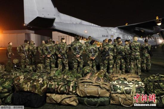 當?shù)貢r間1月7日，法國軍人抵達巴黎布爾歇機場。他們將被部署在巴黎，以增強巴黎市的安保力量。