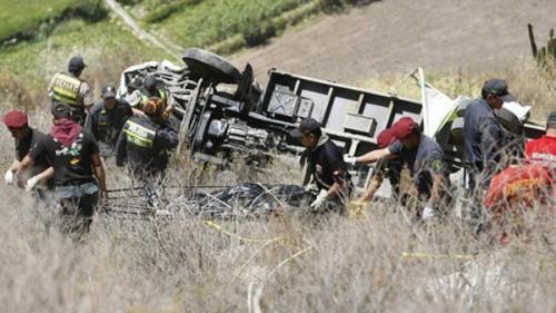 秘魯南部一客車墜落山谷，至少25人死亡網(wǎng)頁截圖