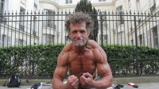 巴黎50歲流浪漢薩亞戈·雅克擁有一身壯碩的肌肉。（網(wǎng)頁截圖）