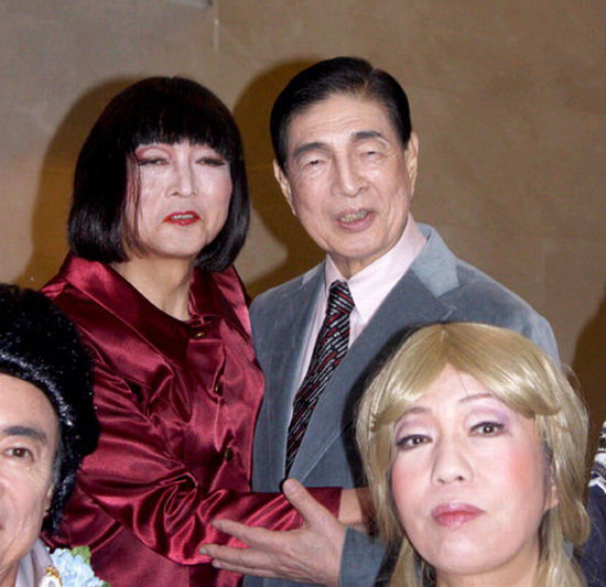 日本前首相鳩山由紀(jì)夫（后排左一）女性扮相演出音樂(lè)?。ňW(wǎng)頁(yè)截圖）