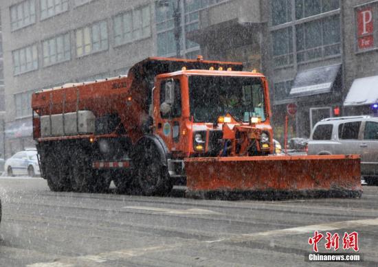 當?shù)貢r間1月26日開始，美國東北部地區(qū)遭遇特大暴風雪天氣的猛烈襲擊。紐約州、新澤西州、馬薩諸塞州等多個州26日宣布進入緊急狀態(tài)或發(fā)布外出旅行禁令。受特大暴風雪天氣影響，至26日晚，全美當天超過8000架次航班被迫取消或延誤。 中新社發(fā) 阮煜琳 攝