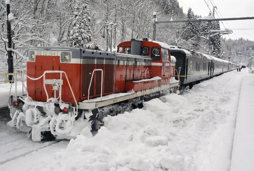 JR一臥鋪特急列車，因大雪在JR奧羽線津輕湯站附近拋錨，約130名乘客不得不在車上過夜。