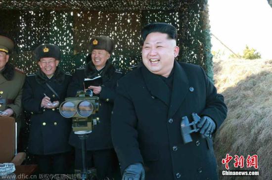 資料圖：當(dāng)?shù)貢r間2015年1月31日，據(jù)朝鮮《勞動新聞》報道，朝鮮最高領(lǐng)導(dǎo)人近日視察朝鮮?？哲娐?lián)合演習(xí)，演習(xí)中還出動了戰(zhàn)斗機(jī)和潛艇。