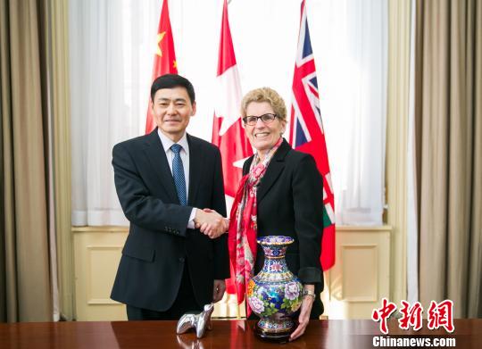 圖示省長(zhǎng)韋恩（右）與薛冰總領(lǐng)事首度官式會(huì)晤?！“彩?攝