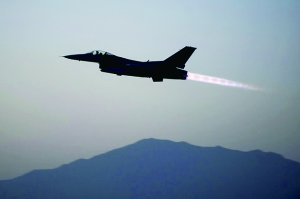 美國軍方19日證實(shí)，一架美軍F-16戰(zhàn)斗機(jī)上周在阿富汗東部遭到地面火力攻擊，受損嚴(yán)重，不得不拋掉兩個(gè)油箱以及多件武器彈藥才勉強(qiáng)返航。事發(fā)區(qū)域主要受塔利班控制。過去，塔利班武裝組織曾經(jīng)數(shù)次使用小型火力擊落美軍直升機(jī)，但從未擊中能在高空超音速飛行的F-16戰(zhàn)斗機(jī)。