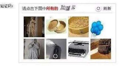 澎湃新聞?dòng)浾邚蔫F路上海站了解到，目前窗口售票采用的系統(tǒng)與12306網(wǎng)購(gòu)不同，購(gòu)票者通過(guò)身份證件的驗(yàn)證，即可購(gòu)票。根據(jù)往年經(jīng)驗(yàn)，每年臘月二十三到二十九的火車票最為緊俏，對(duì)應(yīng)的網(wǎng)絡(luò)購(gòu)票日期為12月4日至10日，春運(yùn)火車票搶票也進(jìn)入最白熱化的狀態(tài)。對(duì)此，鐵路部門提醒，如果沒(méi)能在第一時(shí)間買到票，旅客不妨在起售時(shí)間30分鐘后、開車前15天和開車前1天三個(gè)時(shí)間點(diǎn)“撿漏”，可能會(huì)有意外的收獲。