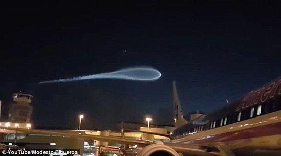 美國邁阿密機(jī)場驚現(xiàn)超大UFO 險撞飛機(jī)