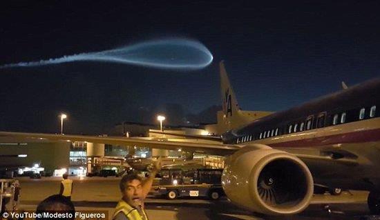 美國邁阿密機(jī)場驚現(xiàn)超大UFO 險撞飛機(jī)