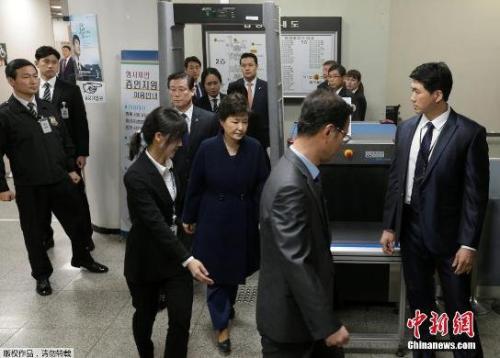 資料圖：當?shù)貢r間3月30日，韓國法院就是否批捕前總統(tǒng)樸槿惠進行審理，樸槿惠以犯罪嫌疑人身份出庭接受拘捕令實質(zhì)審查。