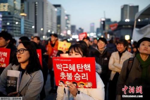 資料圖：當?shù)貢r間3月10日上午，韓國憲法法院就總統(tǒng)彈劾案審判，樸槿惠被立即免去總統(tǒng)職務。當晚，韓國民眾走上首爾街頭舉行燭光集會。