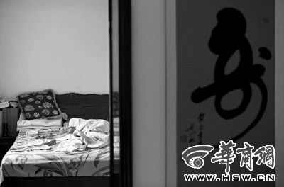 昨日，徐萬(wàn)發(fā)躺在自家床上，鼻子插著氧氣管 記者張杰攝