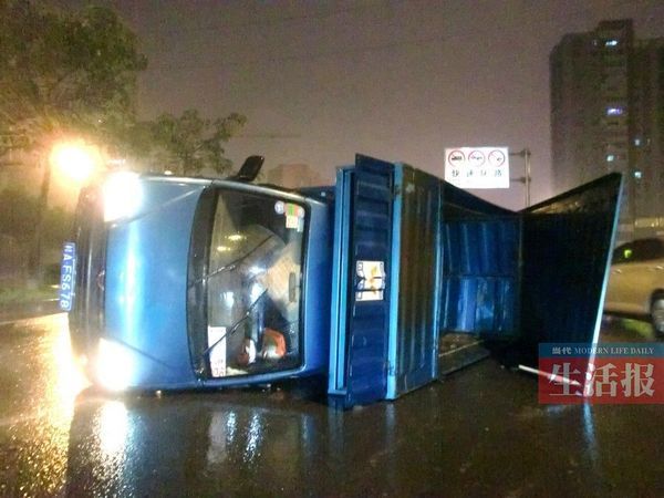 小貨車側(cè)翻現(xiàn)場(chǎng)。