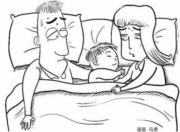漫畫圖：男孩與父母同床睡。