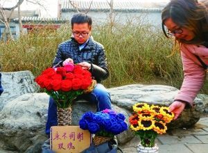 李博文周末在什剎海擺攤賣(mài)花。 晨報(bào)記者 王巍/攝
