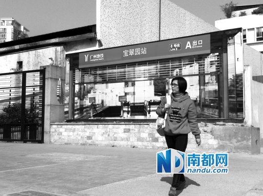 不少行人將這幅畫誤認為是真地鐵站。南都記者 單小亮 攝
