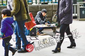 街頭，張啟輝將自己的作品擺放出售。