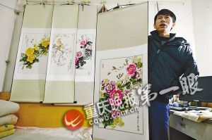 靠一根拇指夾畫筆，張啟輝繪出美麗色彩。