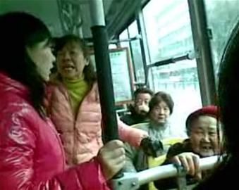 女孩沒給老太讓座被人批。
