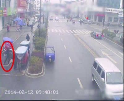 盡管嫌疑人拿走了金店內的監(jiān)控設備，但他逃離過程中仍被道路監(jiān)控拍下（紅圈中為嫌疑人）。