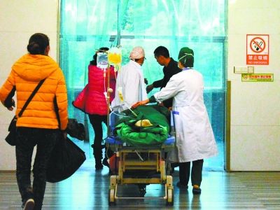 受傷女孩做完手術(shù)被送往重癥監(jiān)護(hù)室。記者楊濤 攝