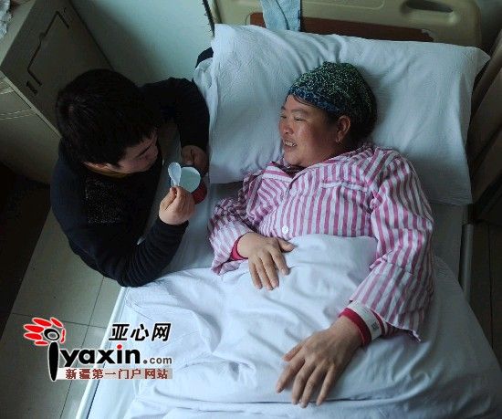 2月15日，馬友紅給病床上的母親喂水喝，對(duì)于家庭現(xiàn)在的處境，身患重癥的母親也時(shí)而感到愧對(duì)兒子。亞心網(wǎng)記者 張已 攝