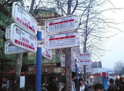 3月16日，江蘇省南京市，眾多乘客在“火車站廣場東”站臺(tái)候車。圖/東方IC
