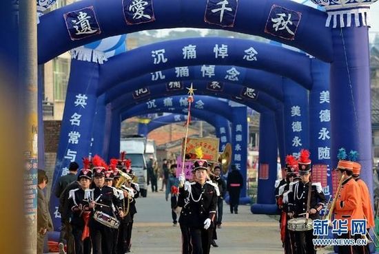福建省長樂市一送葬隊(duì)伍走出家門口。