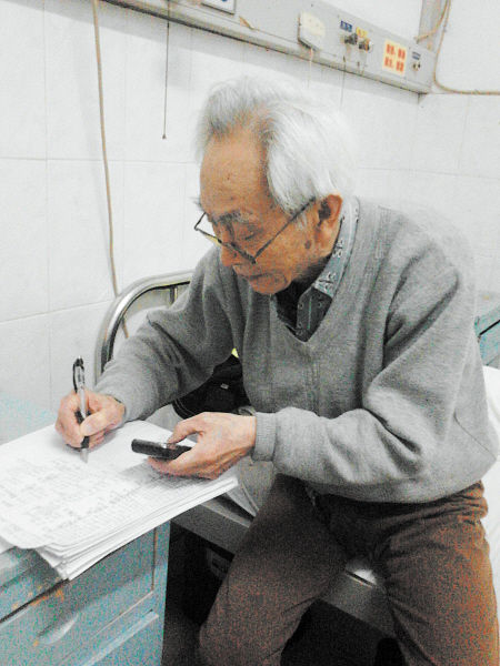 杜修源老人埋頭寫(xiě)著特殊的“日記”。 李卓 攝