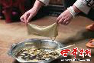 　　昨日，店方讓顧客觀看該火鍋制作時(shí)的監(jiān)控錄像本組圖片由本報(bào)記者黃利健攝