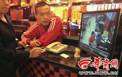 昨日，李女士展示從火鍋店抱回的火鍋，內(nèi)有濕巾