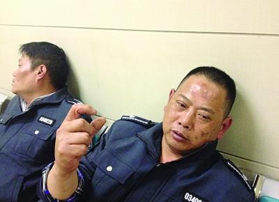 被打傷的城管隊員。陳郁攝