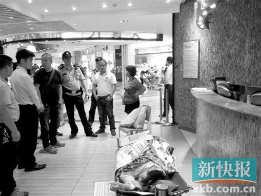 昨日，劉姐的行為引來眾人圍觀，警方再次到場進(jìn)行調(diào)解。