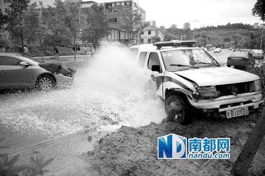 昨日，龍華金龍路，男子開走警車，后撞上消防栓停下，警車車頭受損。