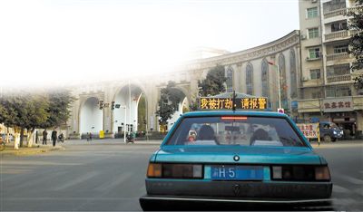 前天傍晚，石柱縣城內(nèi)，譚師傅開著“我被打劫，請(qǐng)報(bào)警”的出租車載客，市民看到后紛紛報(bào)警。網(wǎng)絡(luò)截圖